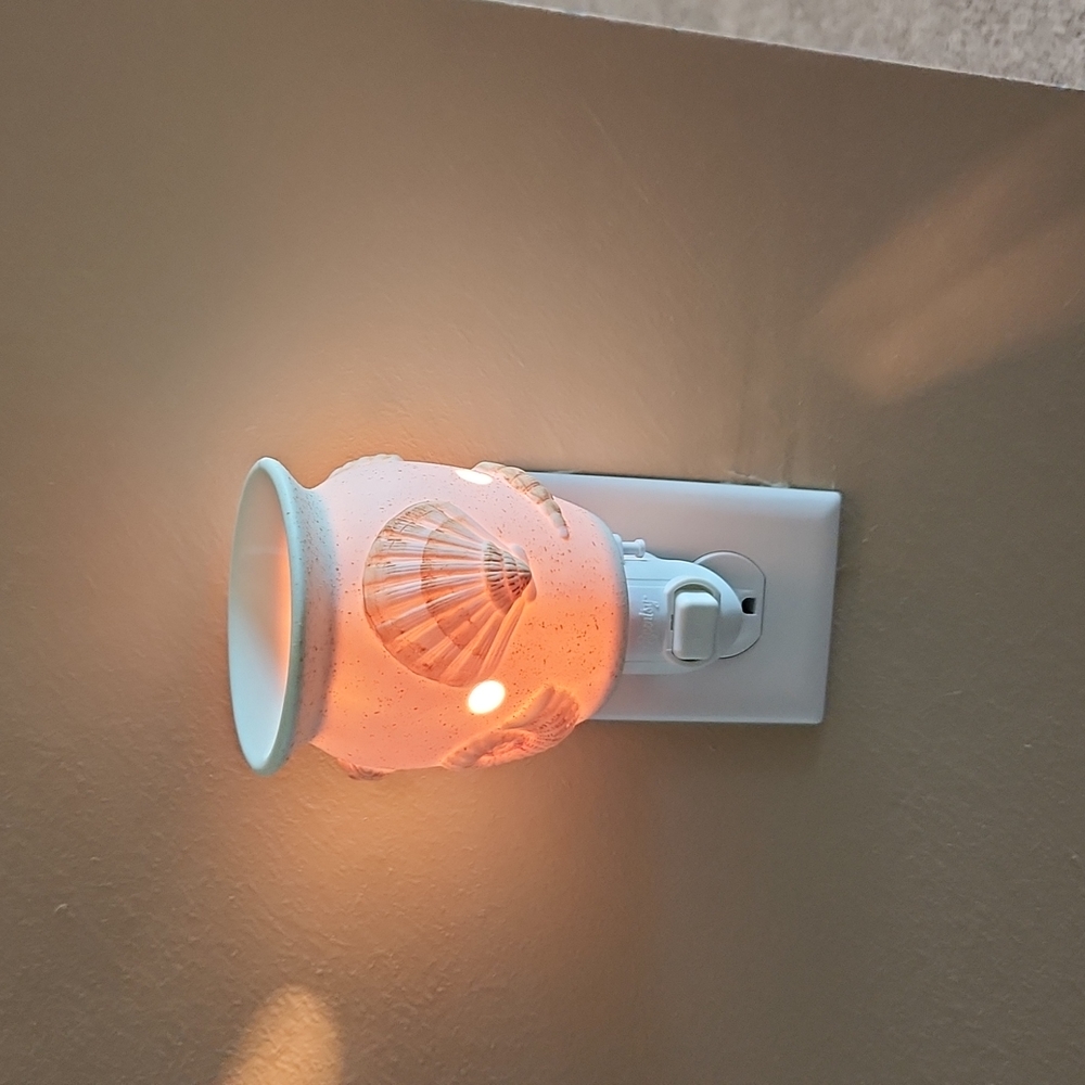 NIB Scentsy Plug-In warmer -Sea Shells